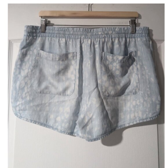 NEW! Bella Dahl | Sporty Short in Animal Spot Denim - Picture 5 of 10